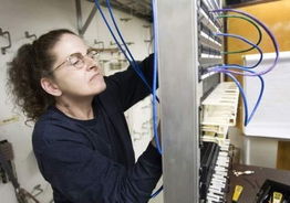 揭秘美国蓝领薪资 通讯设备修理技工一小时赚多少？